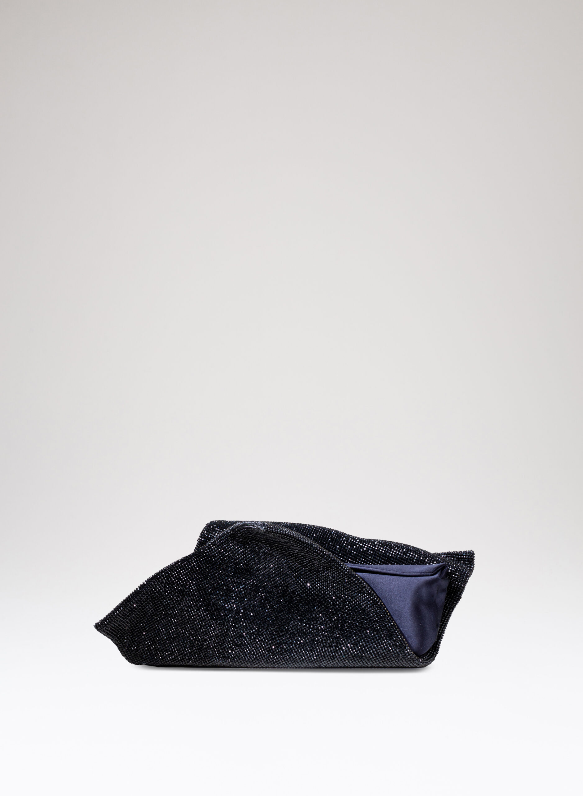 benedetta-bruzziches-la-bisbetica-domata-borsa-donna-james-bond image 3