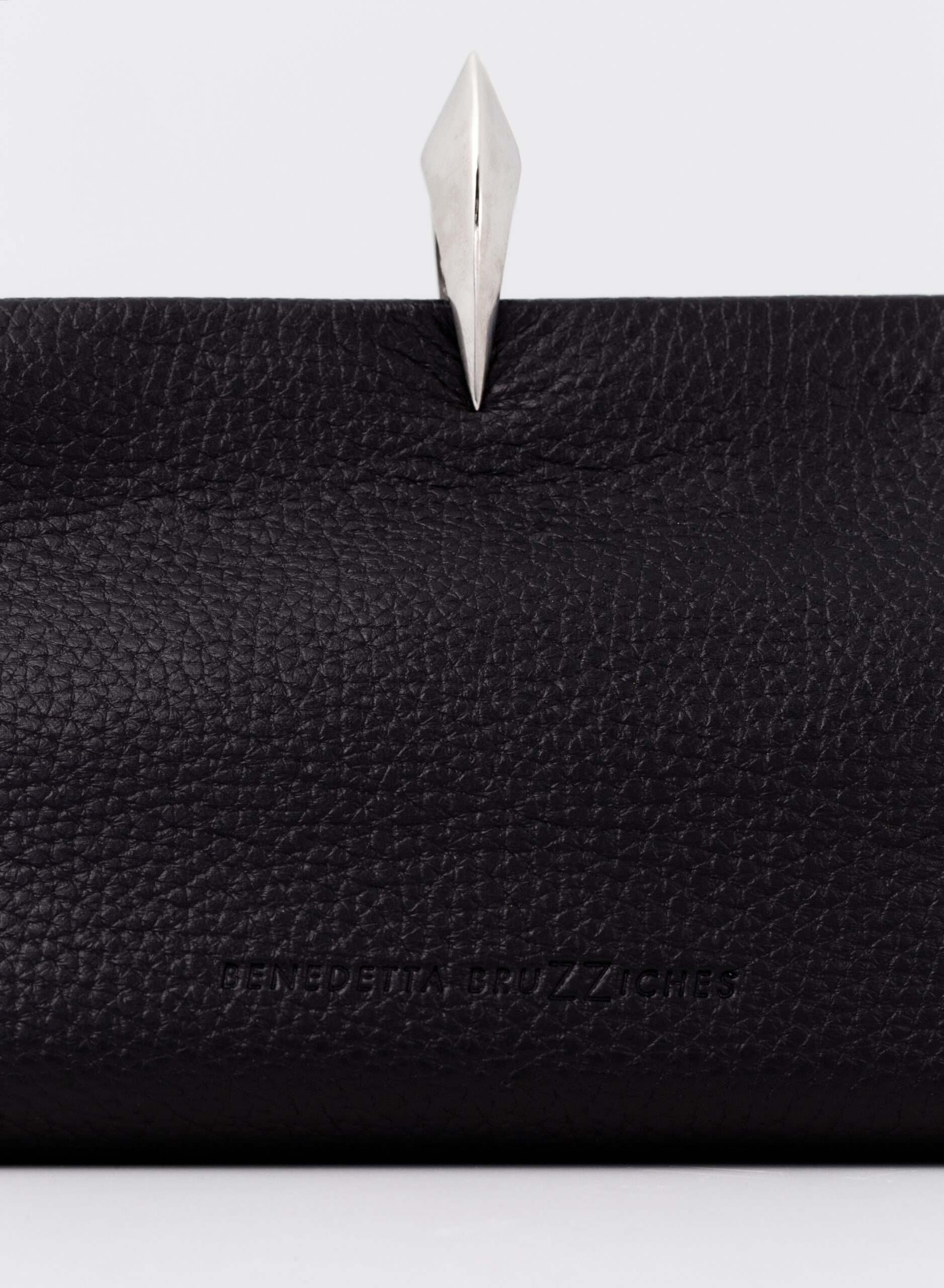 benedetta-bruzziches-sophia-la-petite-borsa-donna-meteorite image 6