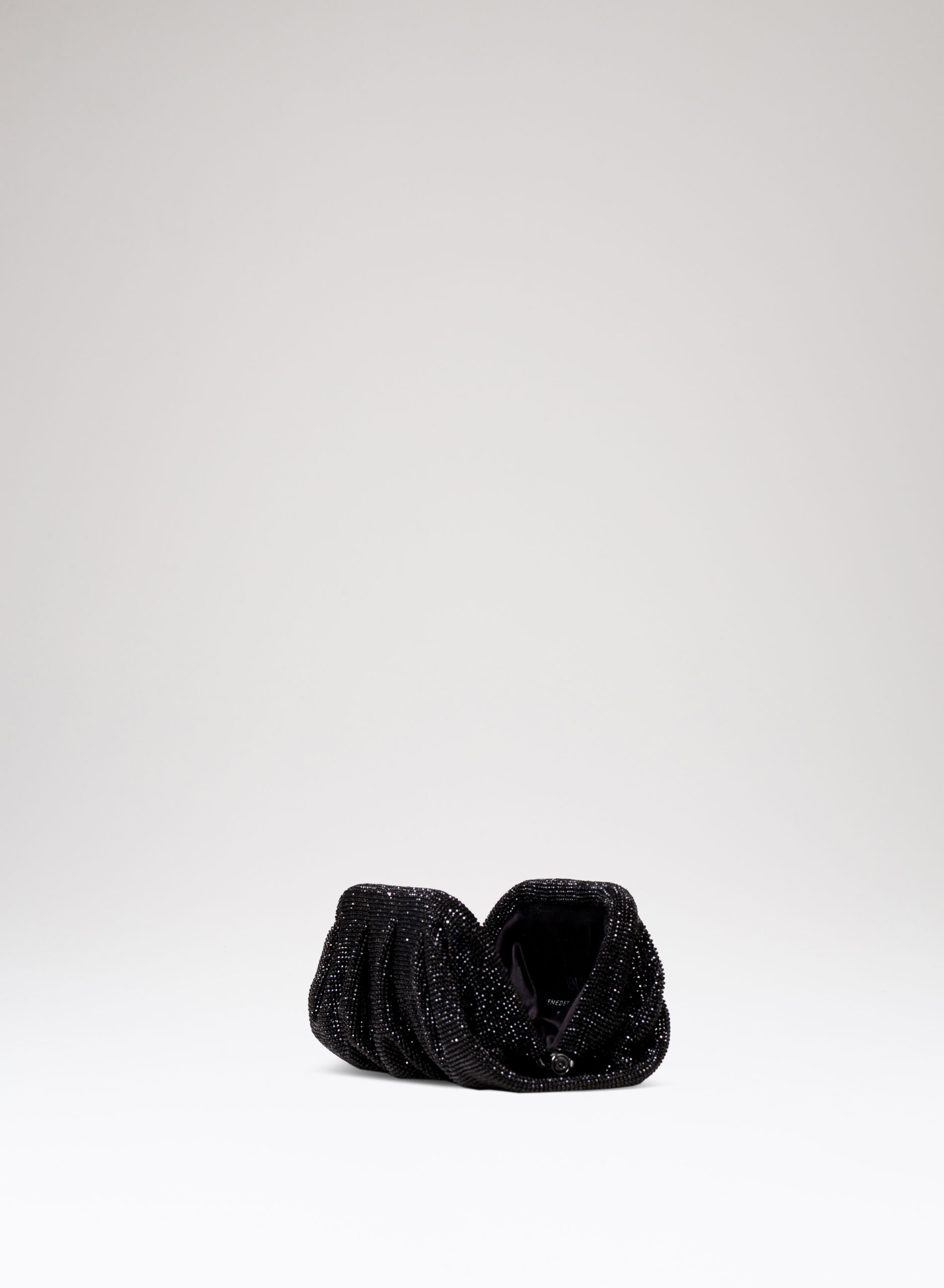 benedetta-bruzziches-venus-la-petite-borsa-donna-james-bond image 6