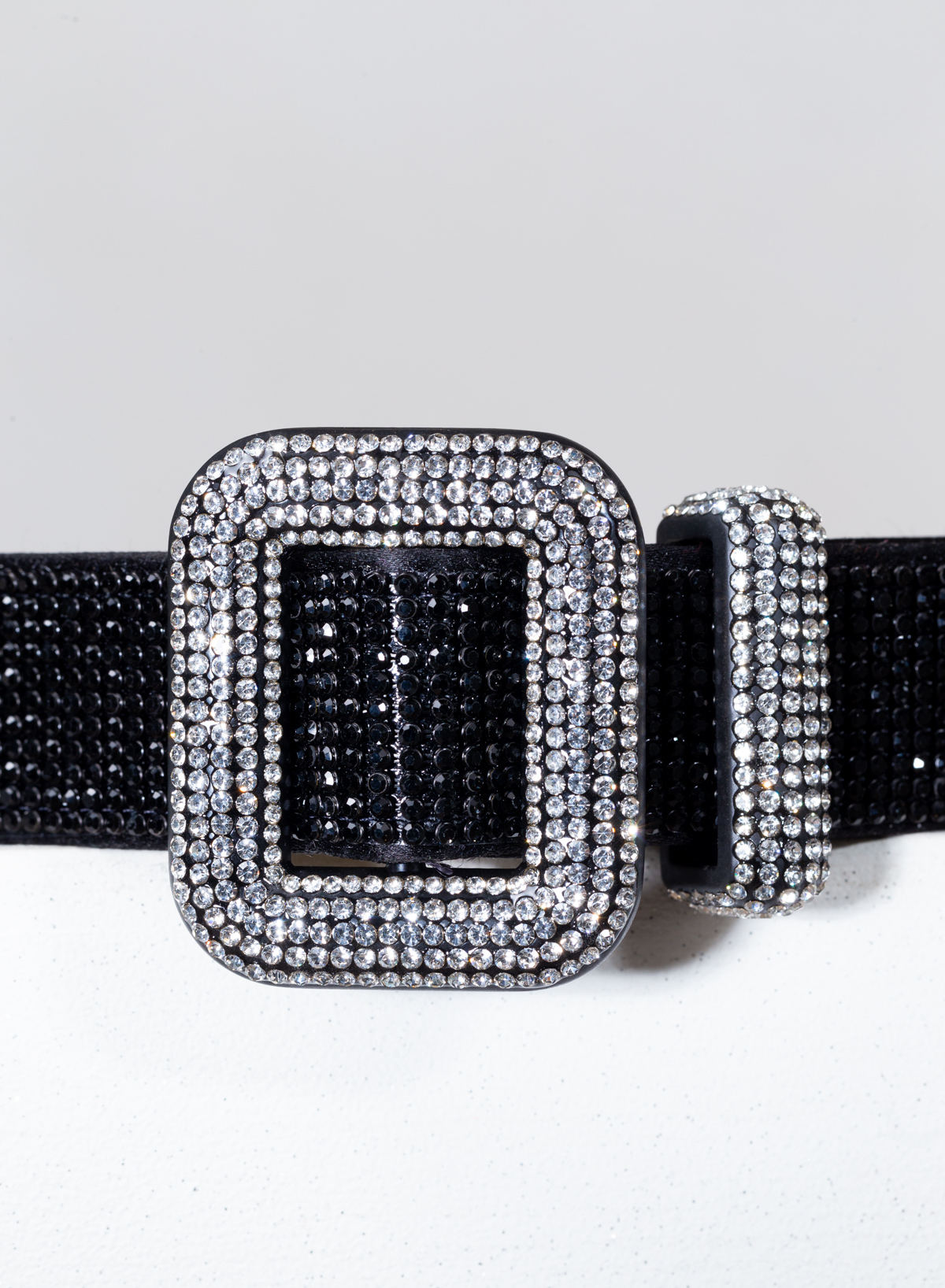 benedetta-bruzziches-venus-belt-la-petite-cintura-donna-james-bond image 3