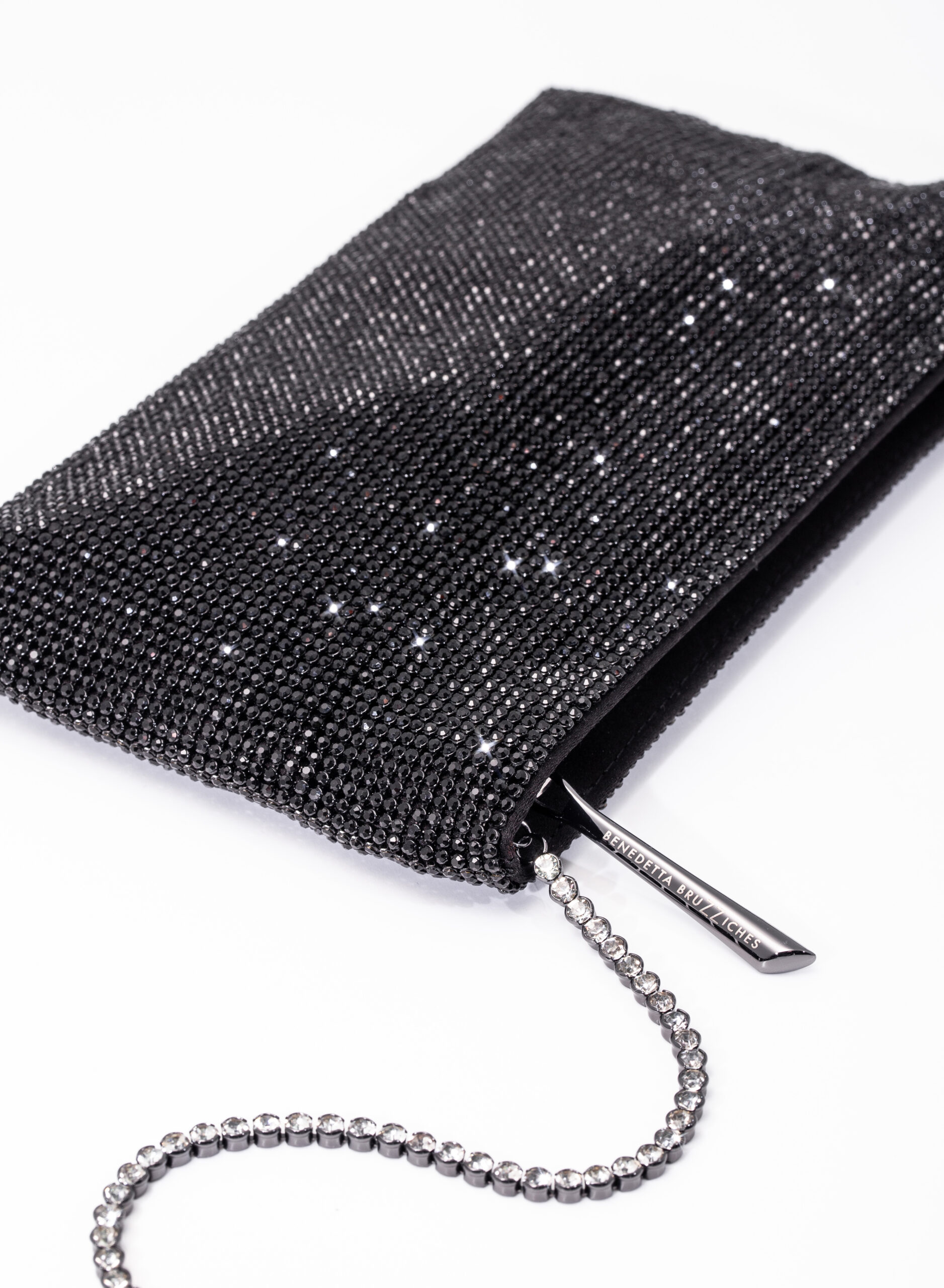 benedetta-bruzziches-your-best-friend-la-petite-borsa-donna-james-bond image 3