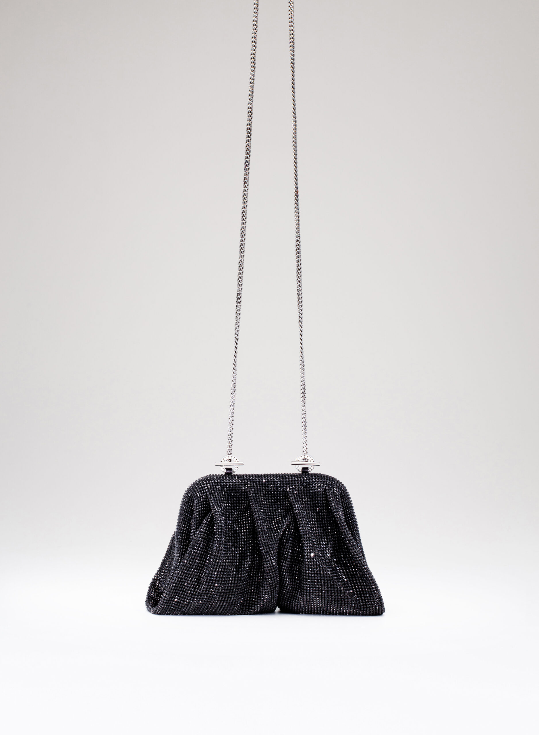 benedetta-bruzziches-venus-la-petite-borsa-donna-james-bond image 2