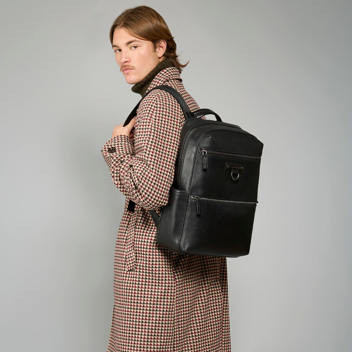 the-bridge-iacopo-zaino-uomo-in-pelle-nero-rutenio-a-una-zip image 6