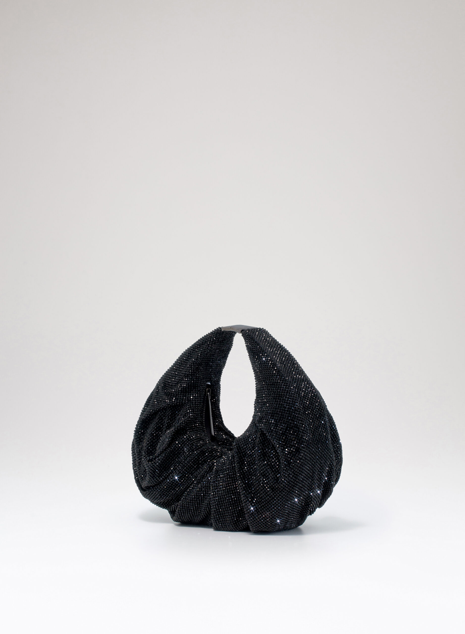 benedetta-bruzziches-yennefer-borsa-donna-james-bond image 2