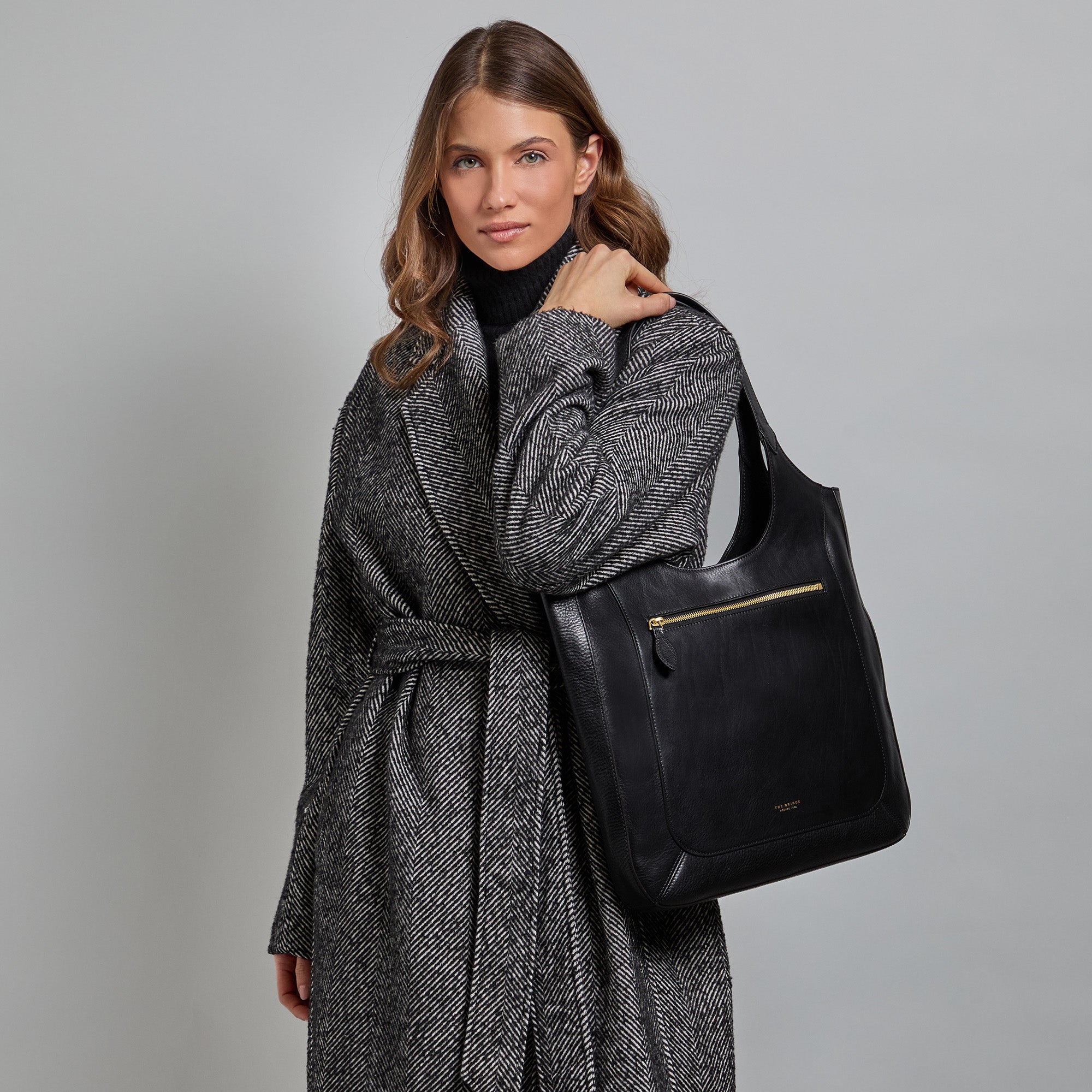 the-bridge-luce-soft-borsa-hobo-in-pelle-morbida-nera-con-zip image 6
