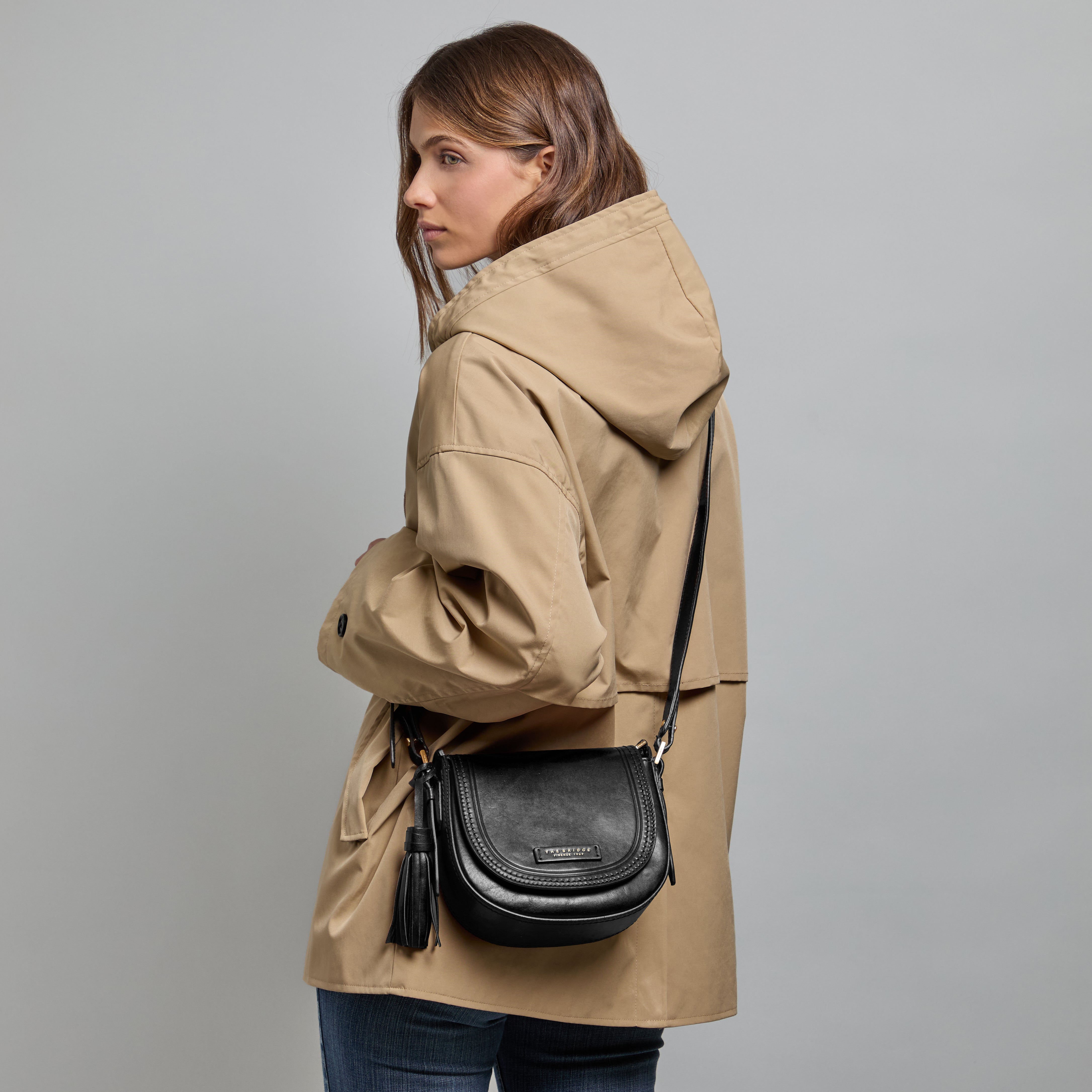 the-bridge-borsa-tracolla-donna-in-pelle-nero-oro-con-catena image 2
