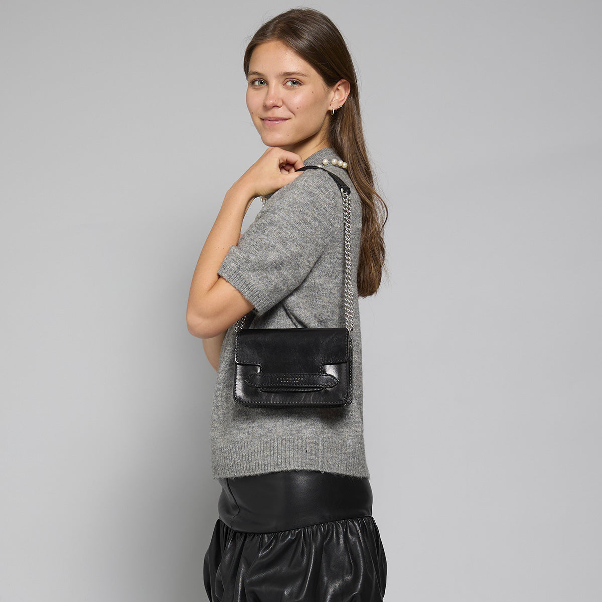 the-bridge-lucrezia-borsa-tracolla-in-pelle-nera-con-catena image 4
