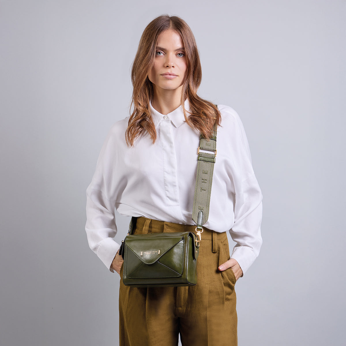 the-bridge-frida-borsa-tracolla-camera-case-in-pelle-verde-maggiorana-oro image 7