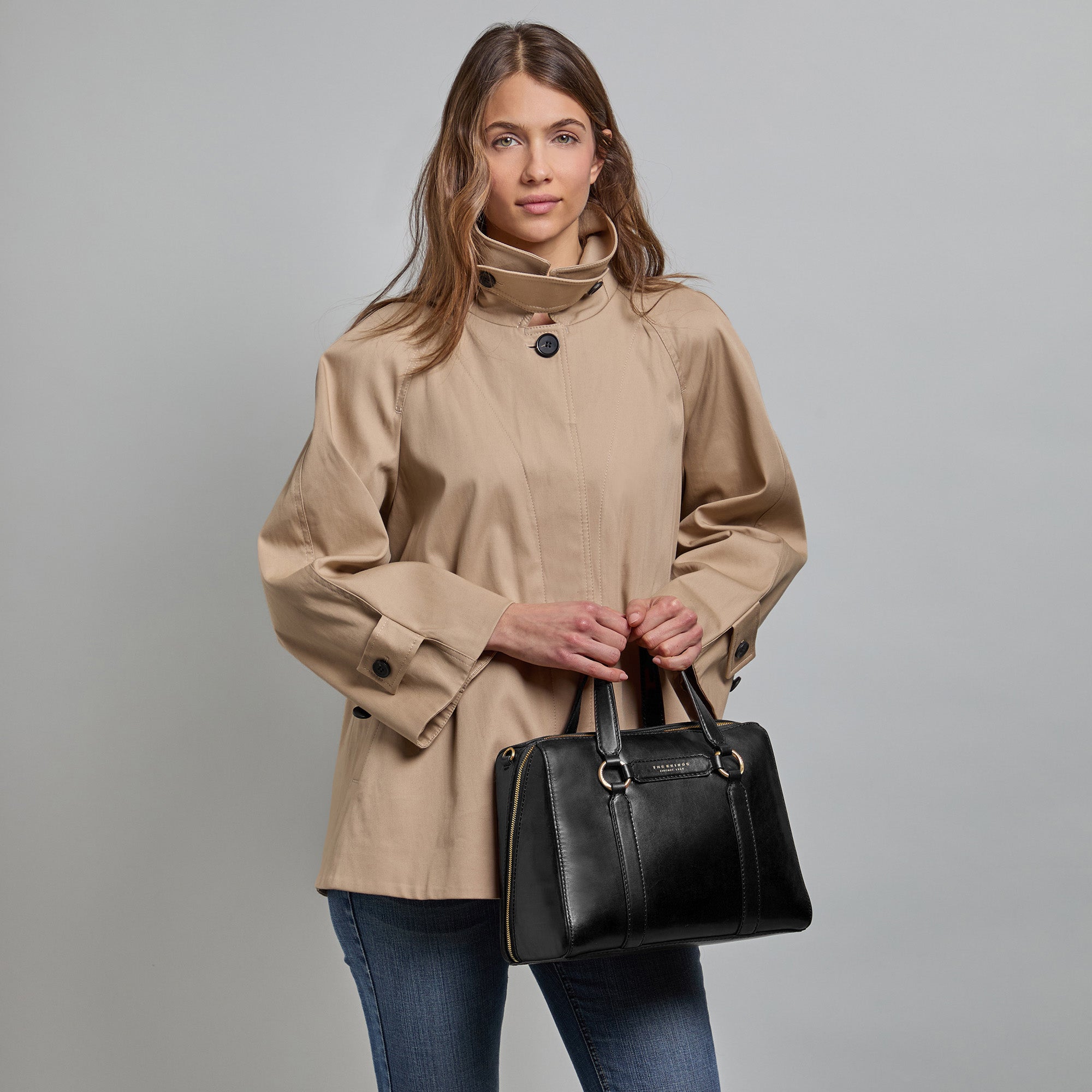 the-bridge-laura-borsa-grande-a-mano-in-pelle-con-tracolla-nero-oro image 6