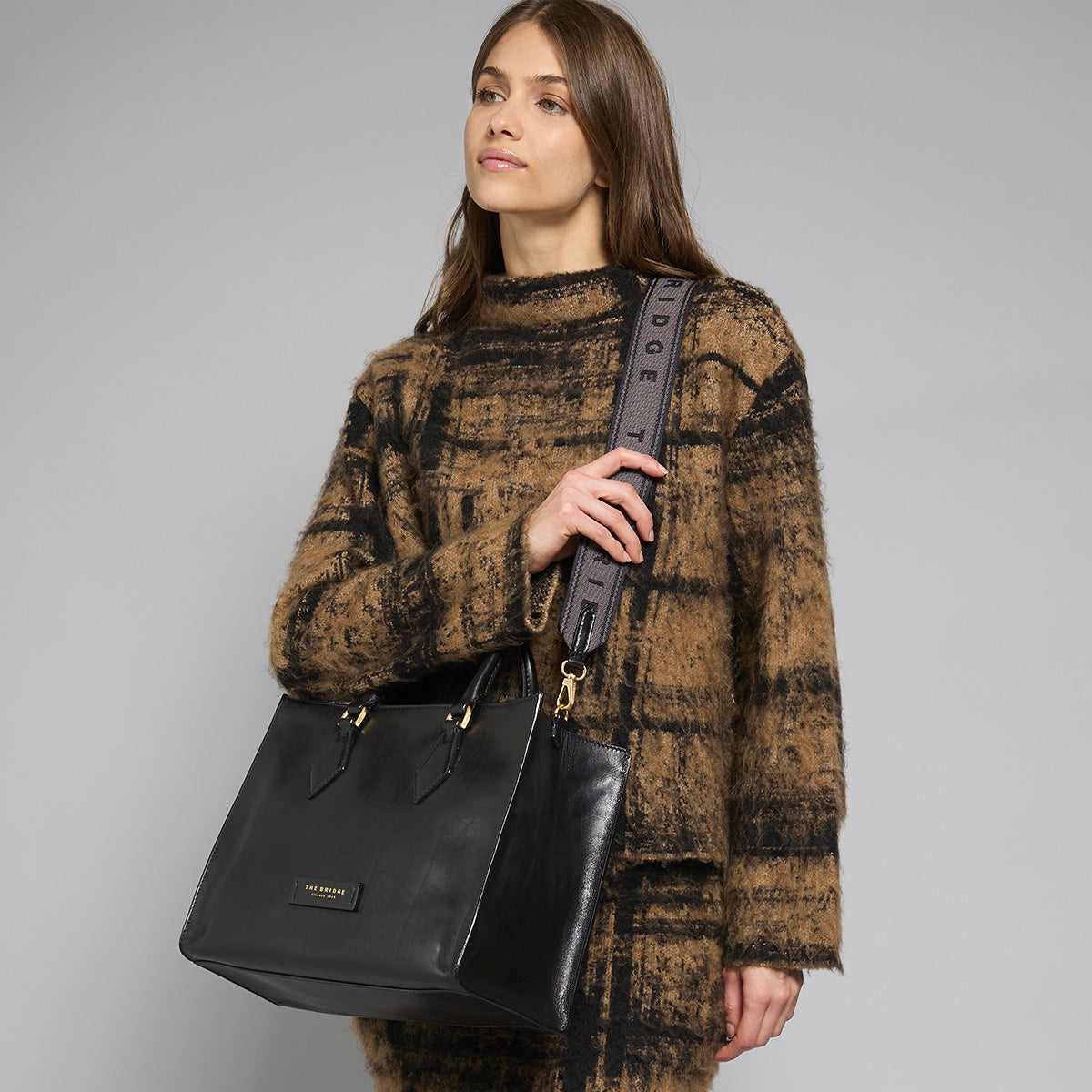 the-bridge-ida-borsa-a-mano-in-pelle-grande-con-tracolla-nero-oro image 7