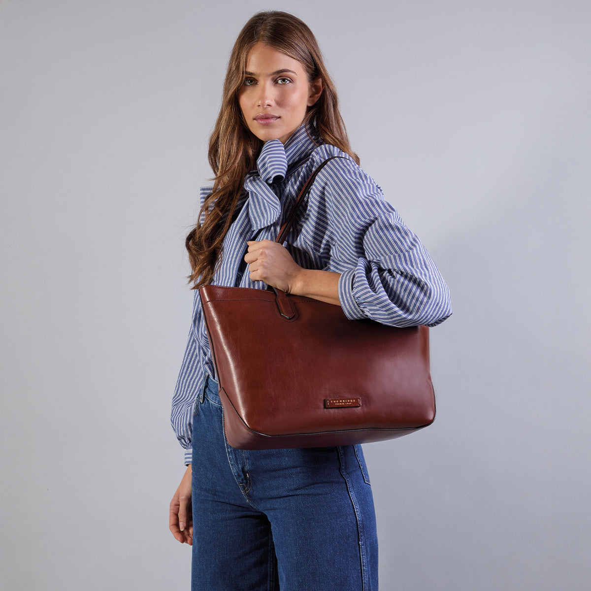 the-bridge-larissa-borsa-shopper-in-pelle-bovina-marrone-oro image 6