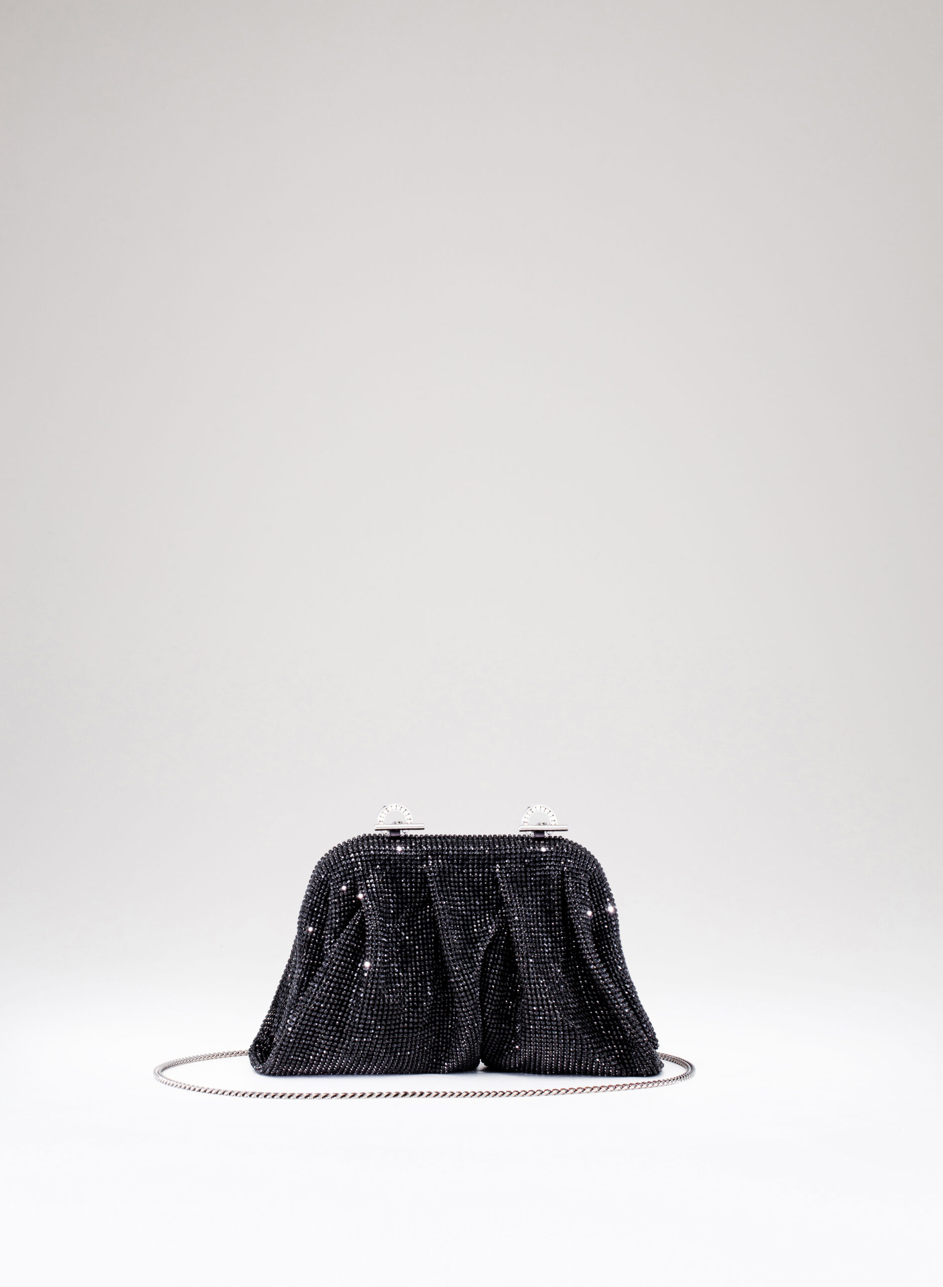 benedetta-bruzziches-venus-la-petite-borsa-donna-james-bond image 3