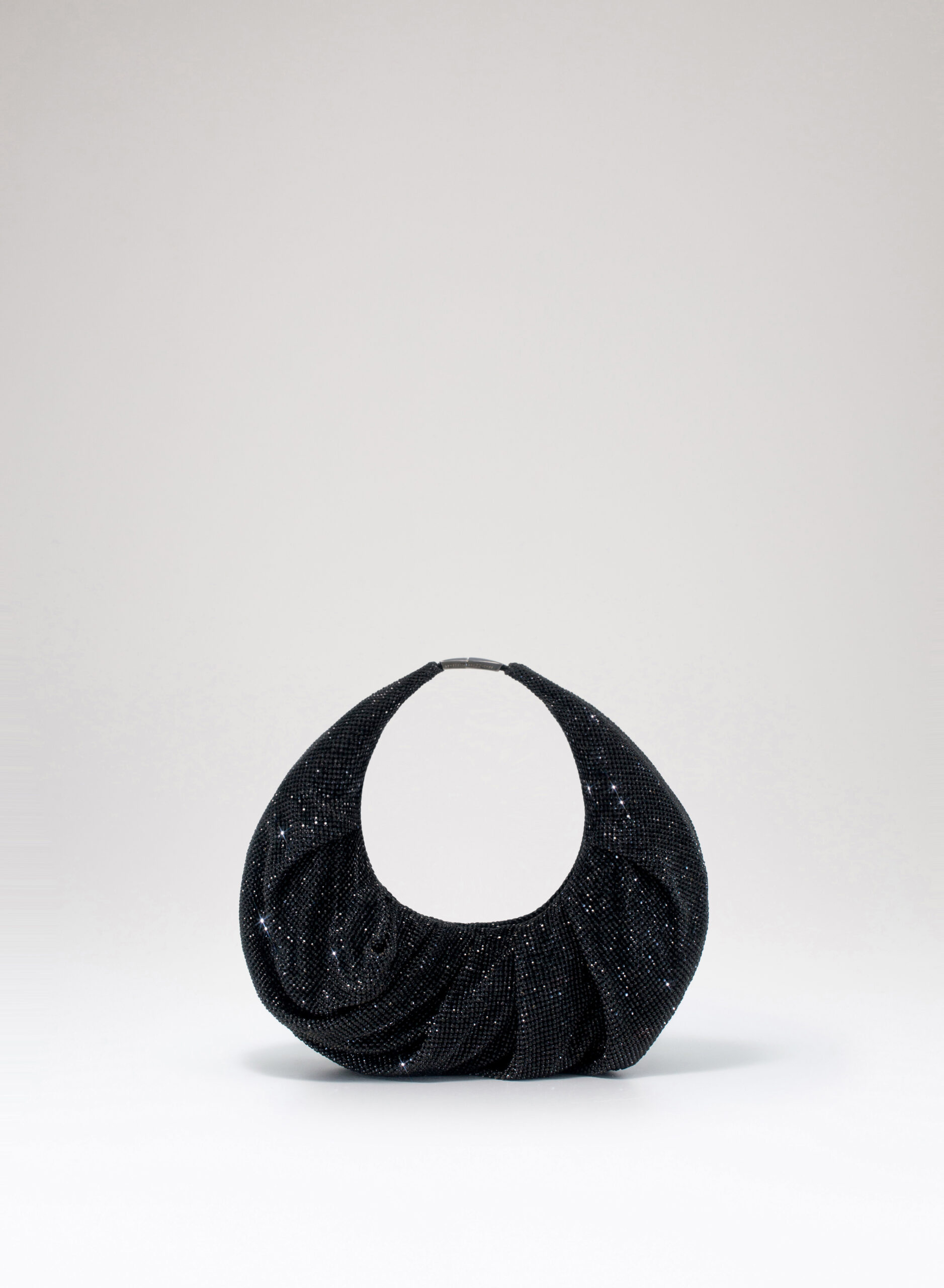 benedetta-bruzziches-yennefer-borsa-donna-james-bond image 1