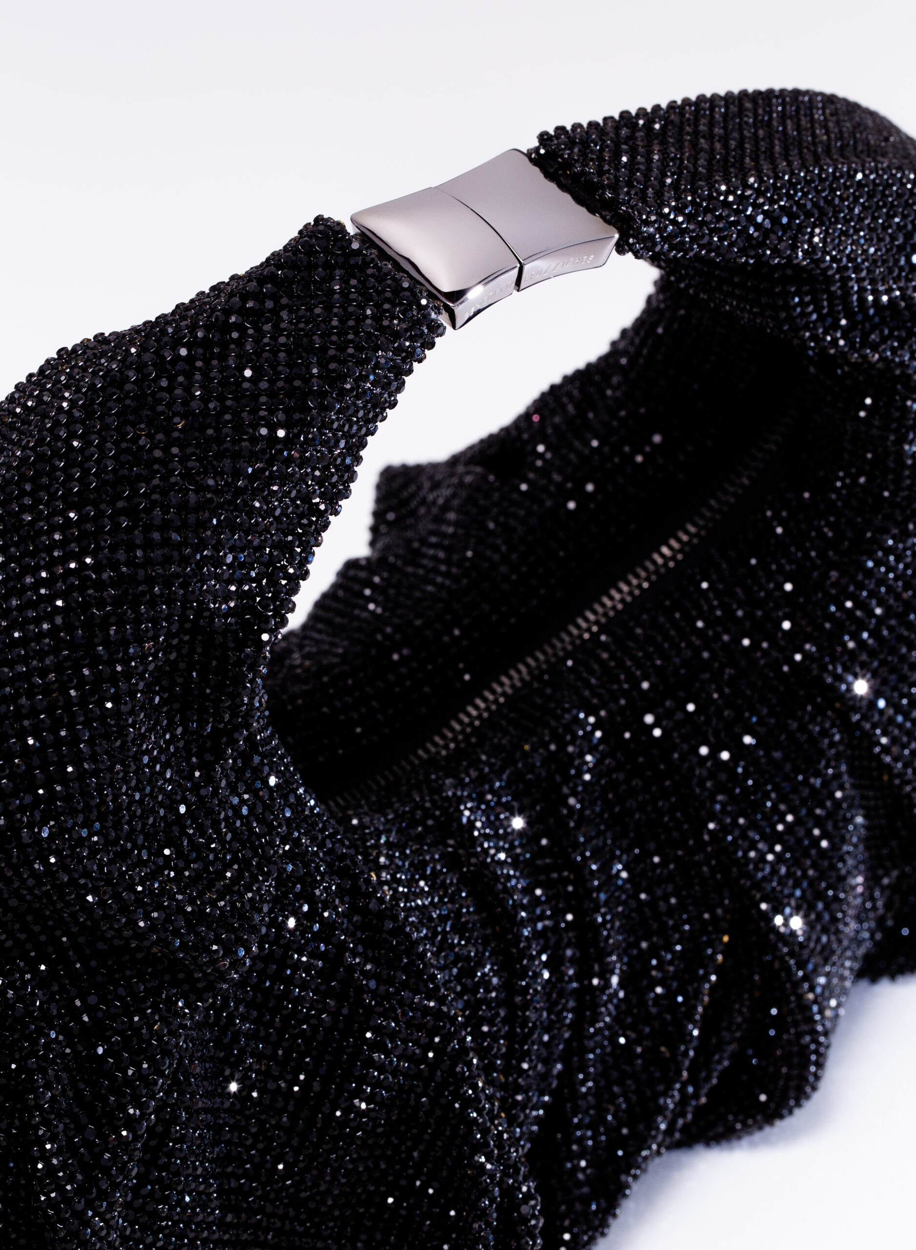 benedetta-bruzziches-yennefer-borsa-donna-james-bond image 4