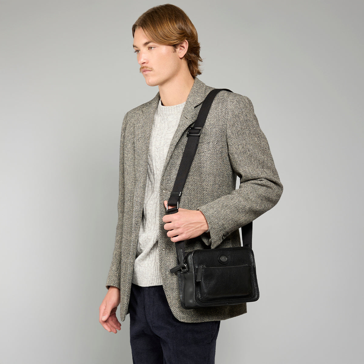 the-bridge-tracolla-in-pelle-uomo-nero-rutenio-compatta-con-tasca-zip image 3