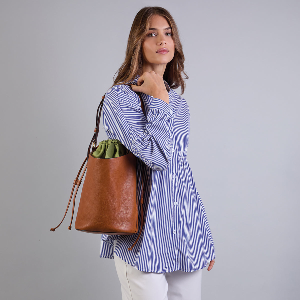the-bridge-borsa-secchiello-luce-soft-in-pelle-cognac-oro image 6