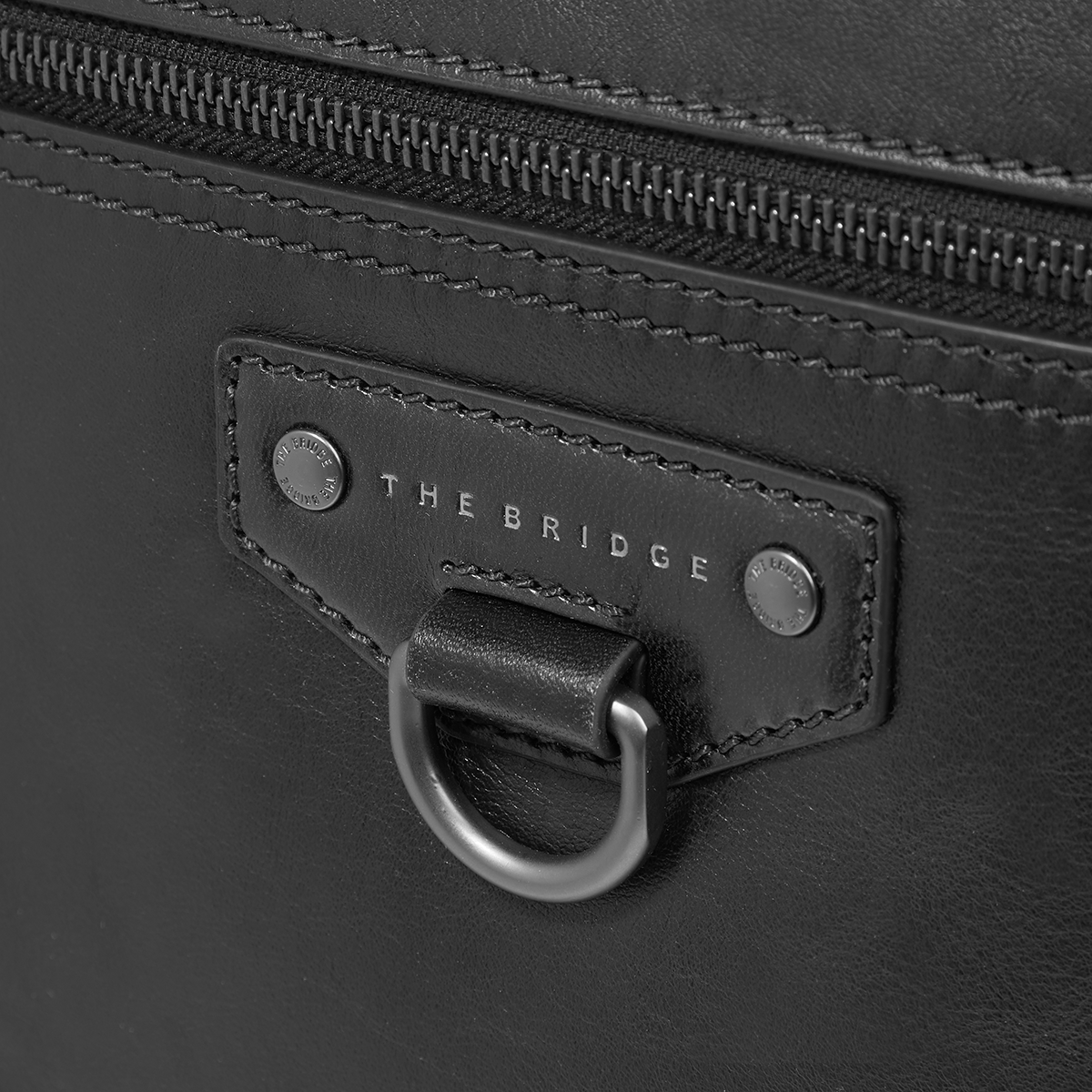 the-bridge-iacopo-zaino-uomo-in-pelle-nero-rutenio-a-una-zip image 5