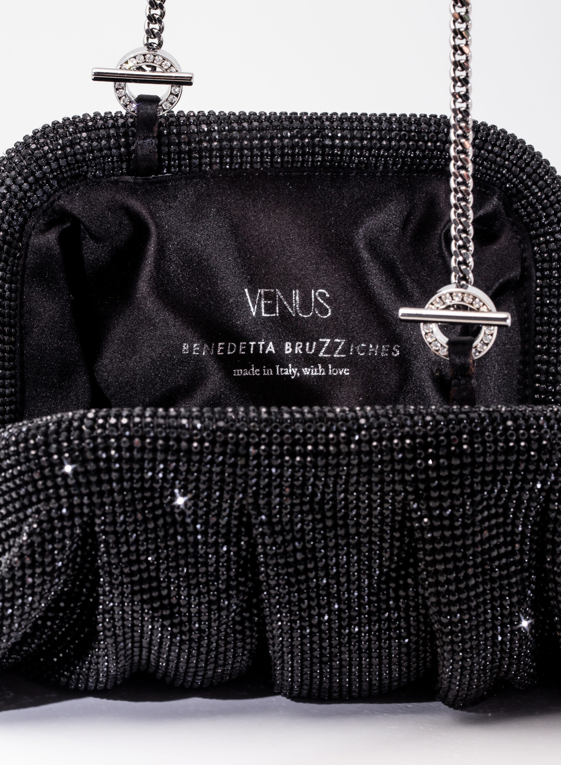 benedetta-bruzziches-venus-la-petite-borsa-donna-james-bond image 7