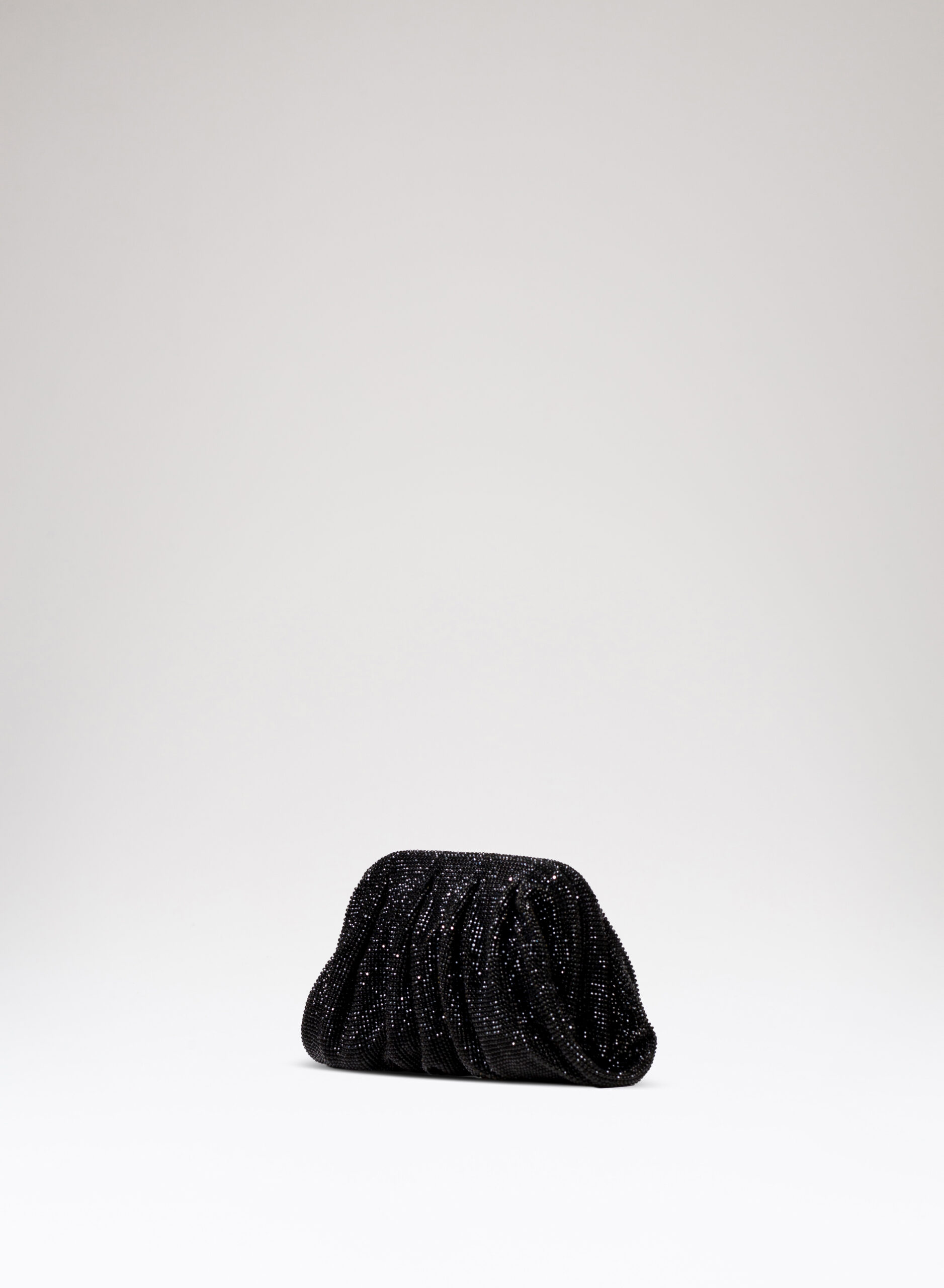 benedetta-bruzziches-venus-la-petite-borsa-donna-james-bond image 4