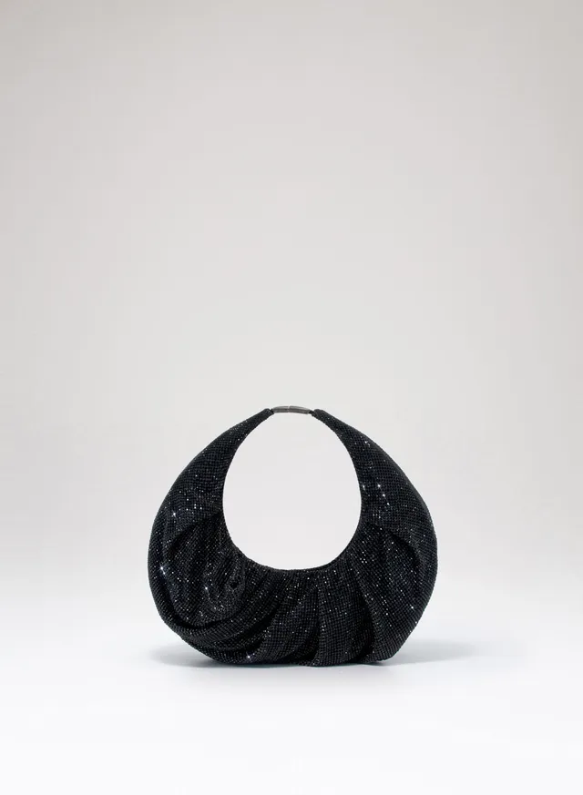 benedetta-bruzziches-yennefer-borsa-donna-james-bond image 1