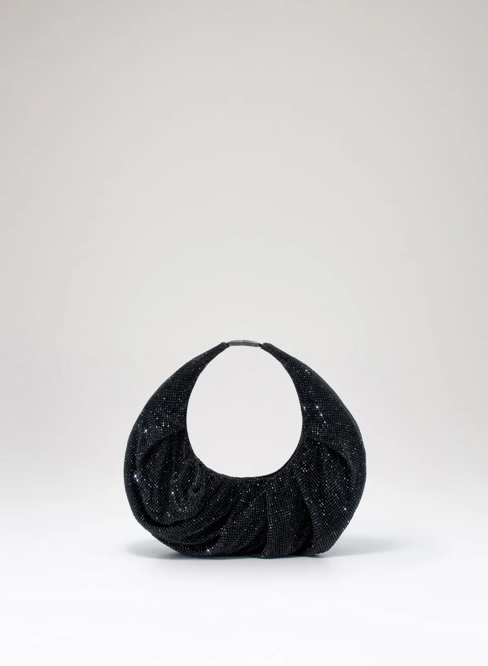 benedetta-bruzziches-yennefer-borsa-donna-james-bond image 1