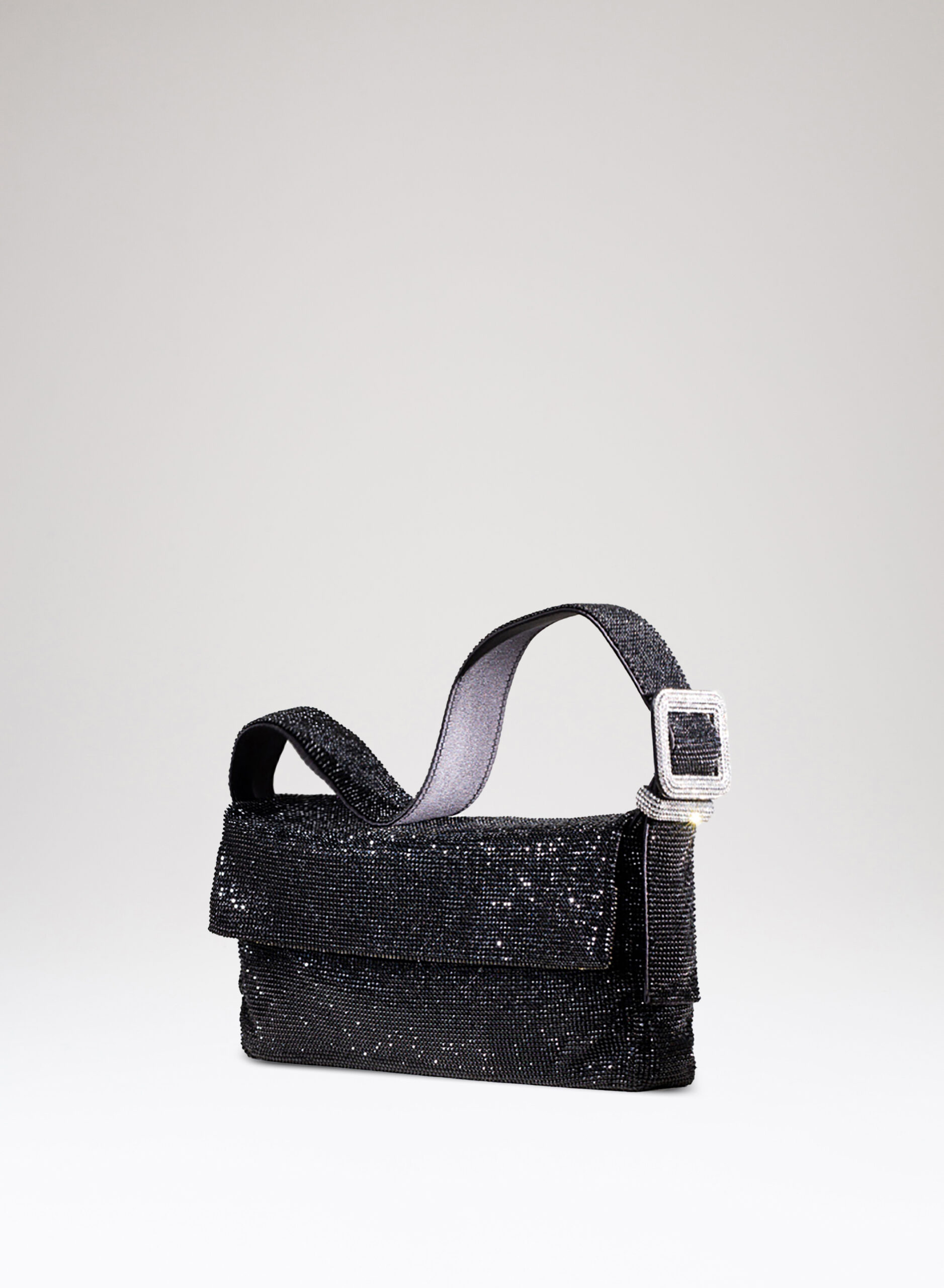 benedetta-bruzziches-vitty-la-grande-borsa-donna-james-bond image 1