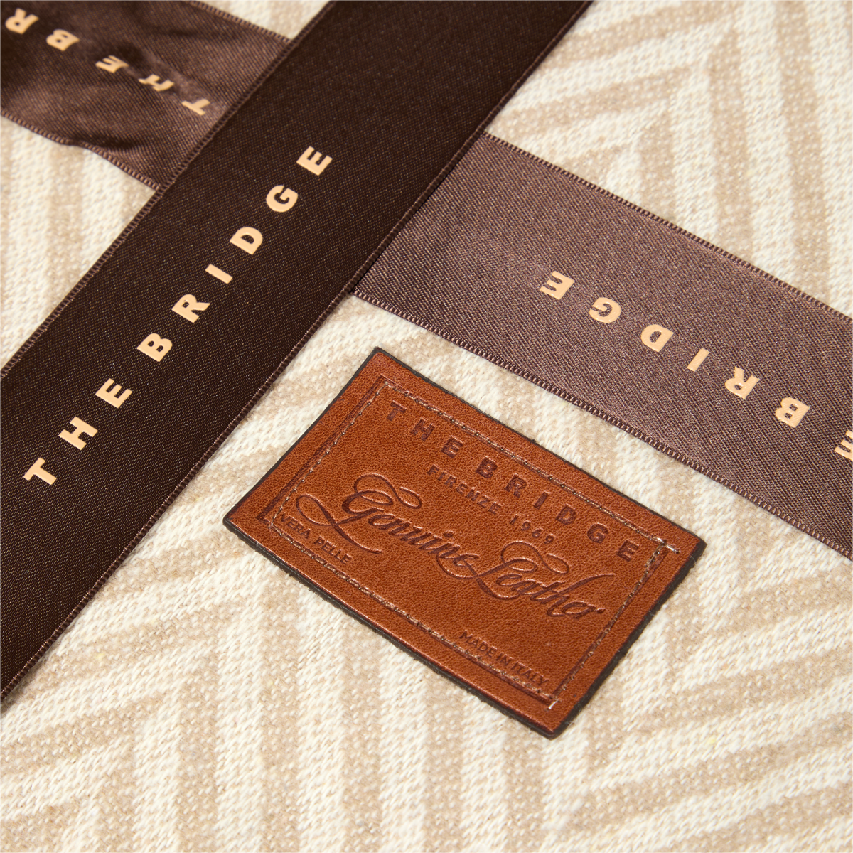 the-bridge-set-cuscino-e-plaid-in-tessuto image 3