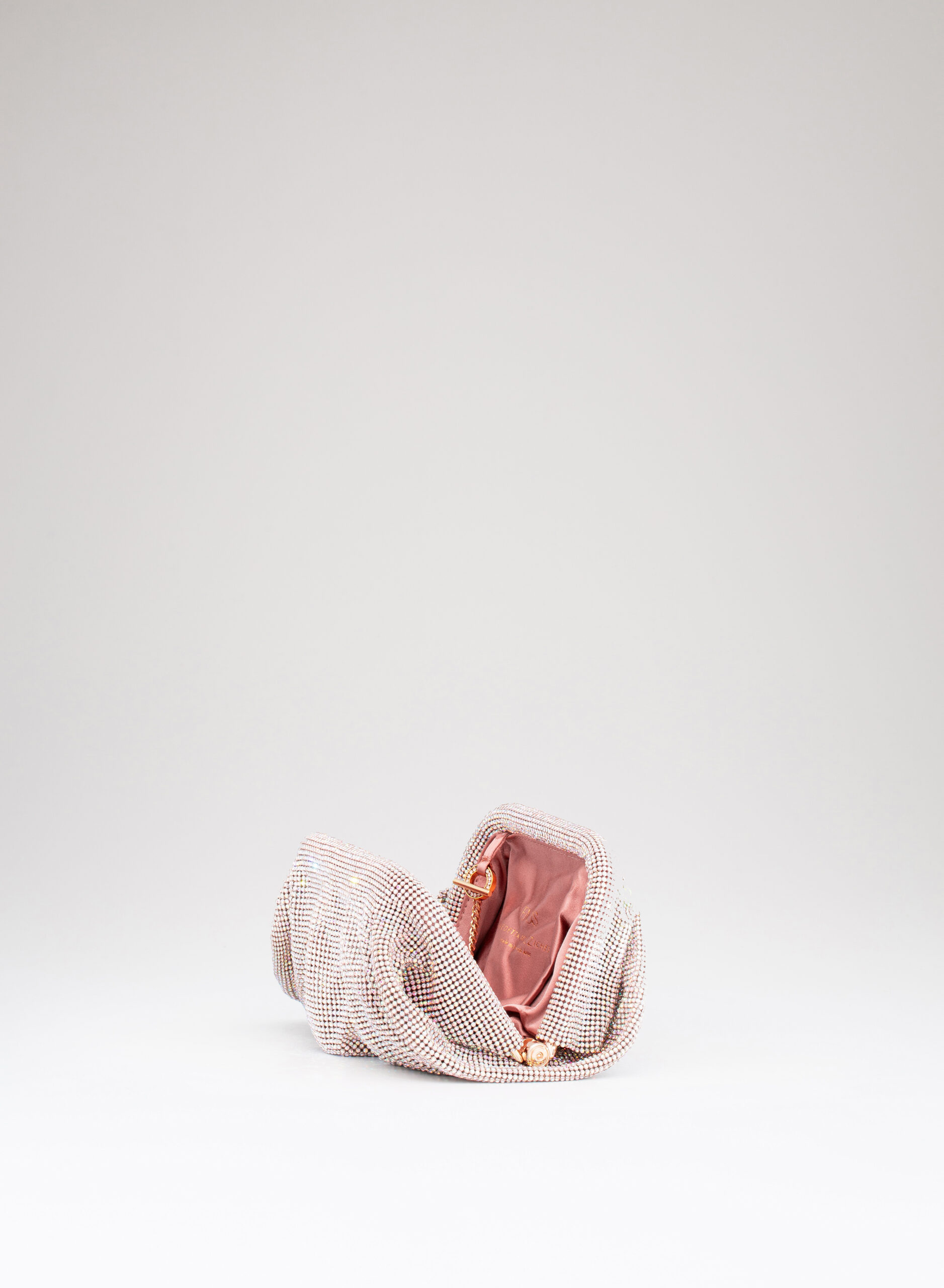 benedetta-bruzziches-venus-la-petite-borsa-donna-chapelloise image 4