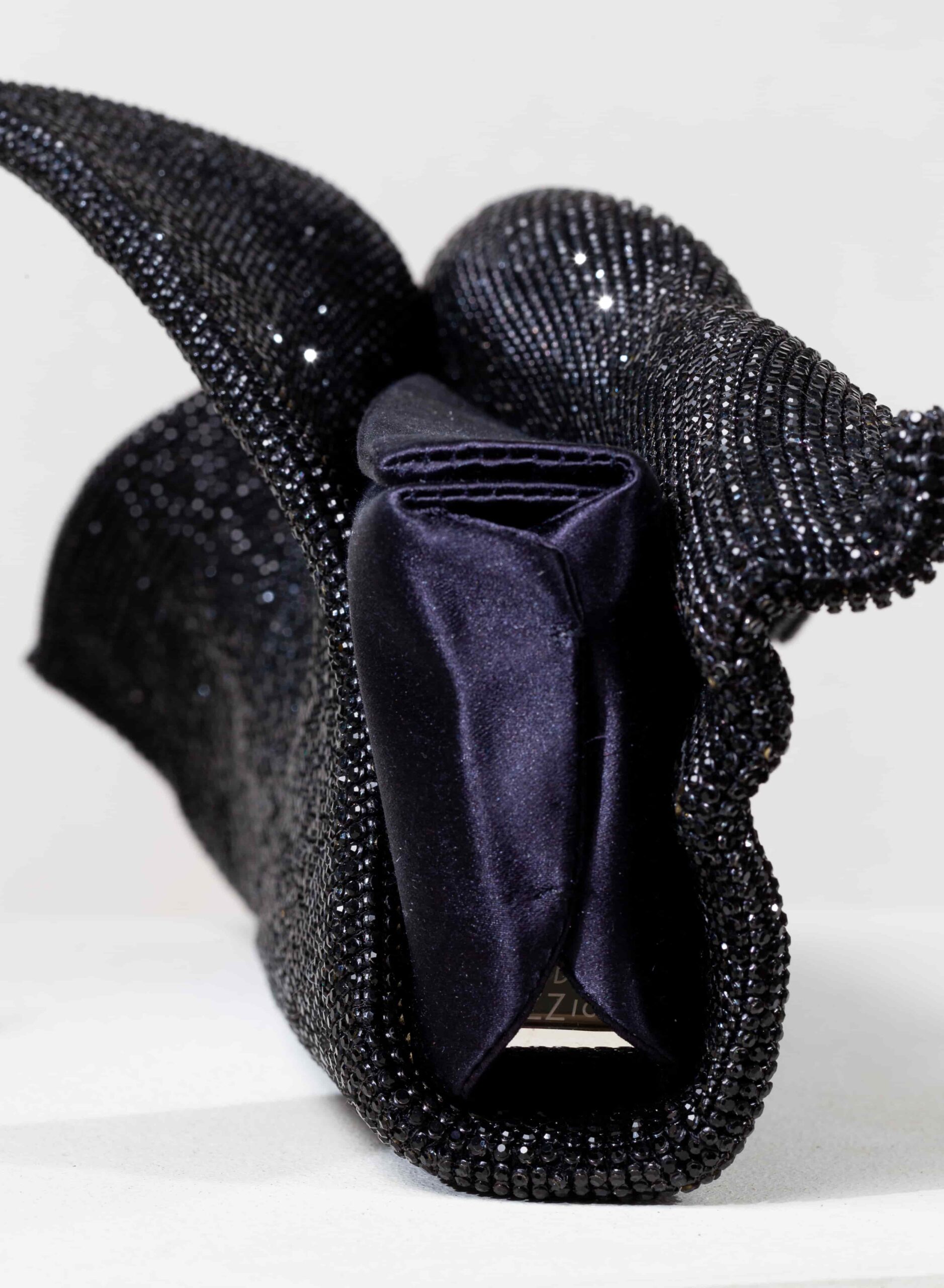 benedetta-bruzziches-la-bisbetica-domata-borsa-donna-james-bond image 4
