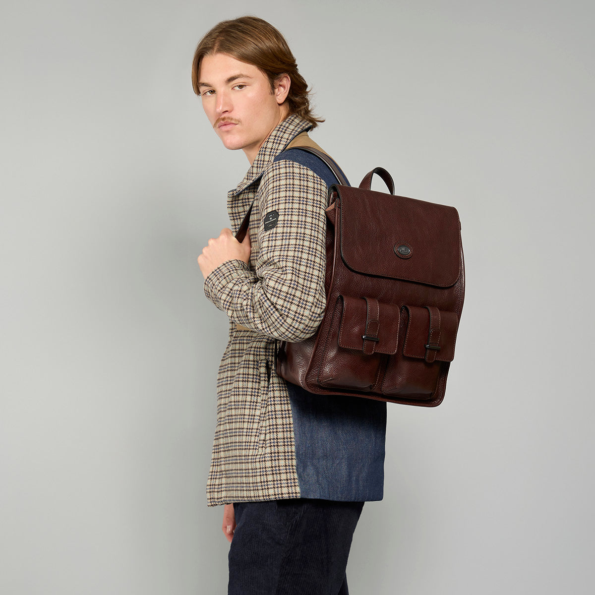 the-bridge-isaia-zaino-in-pelle-uomo-con-patta-e-doppie-tasche-frontali image 6