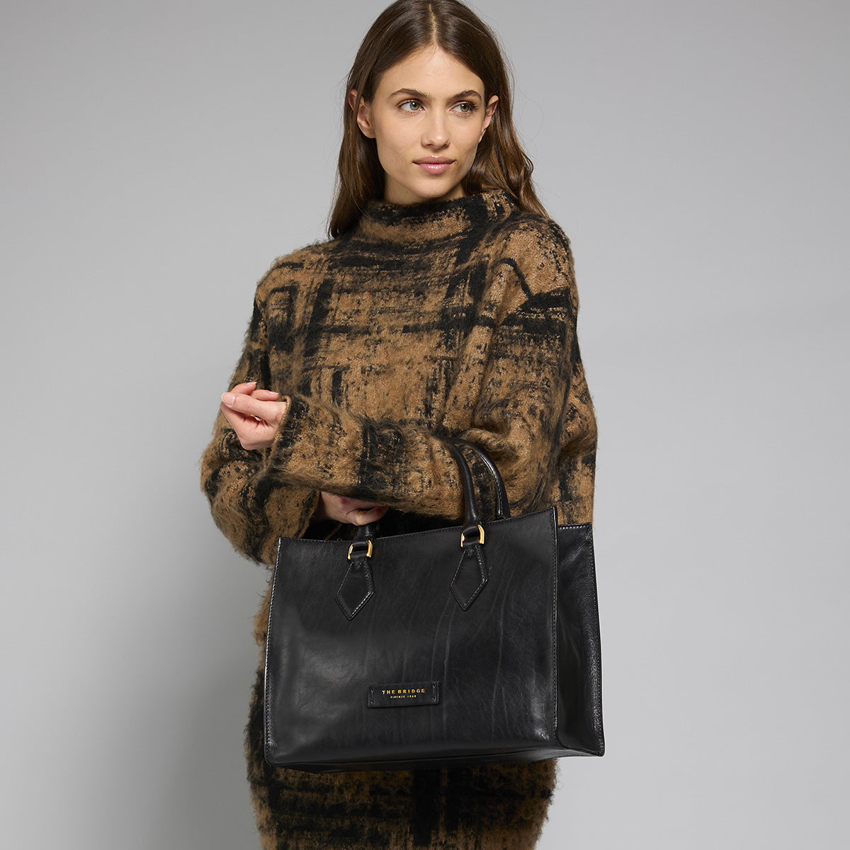 the-bridge-ida-borsa-a-mano-in-pelle-grande-con-tracolla-nero-oro image 6