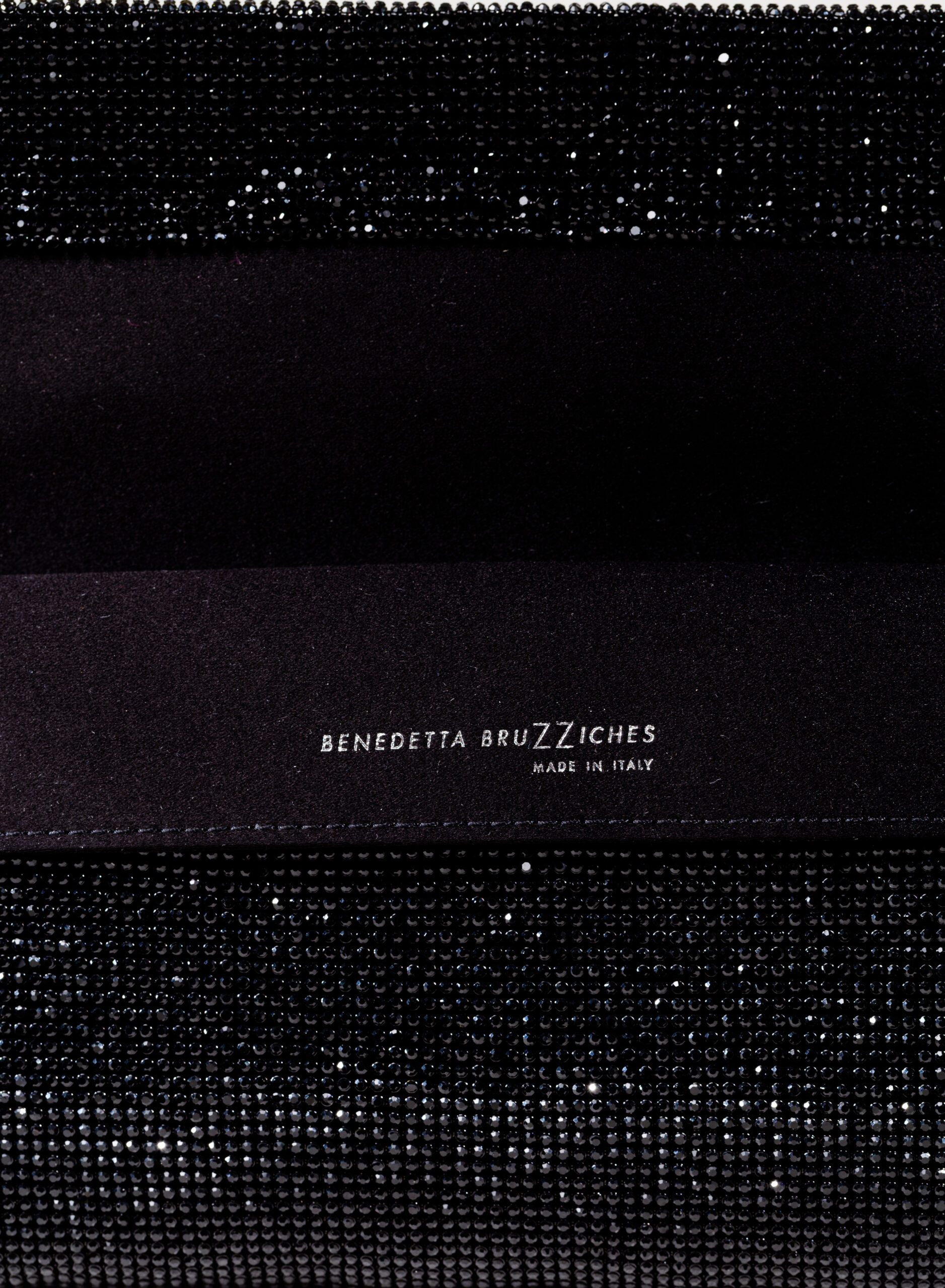 benedetta-bruzziches-kate-borsa-donna-james-bond image 8